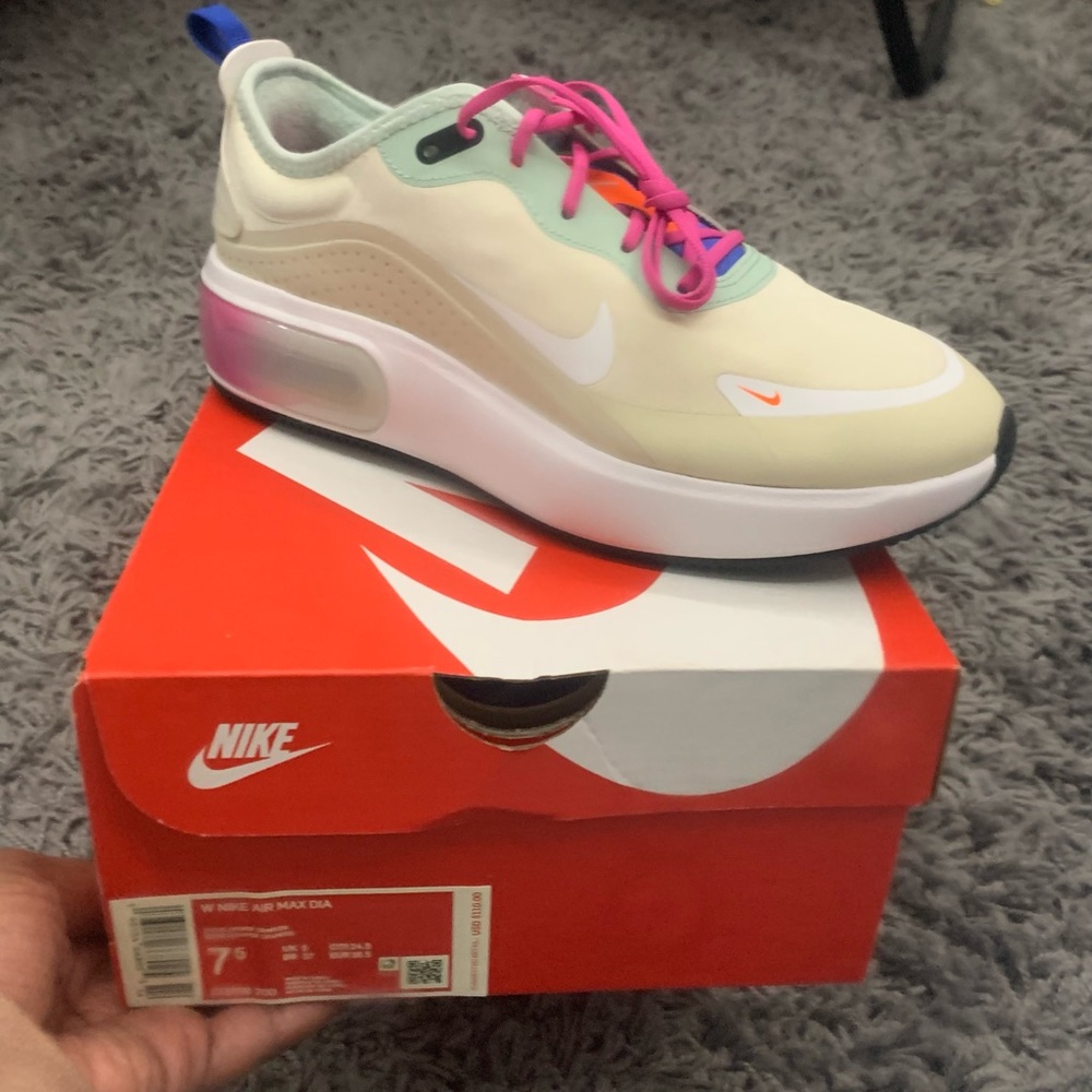Women’s NIKE AirMax Dia